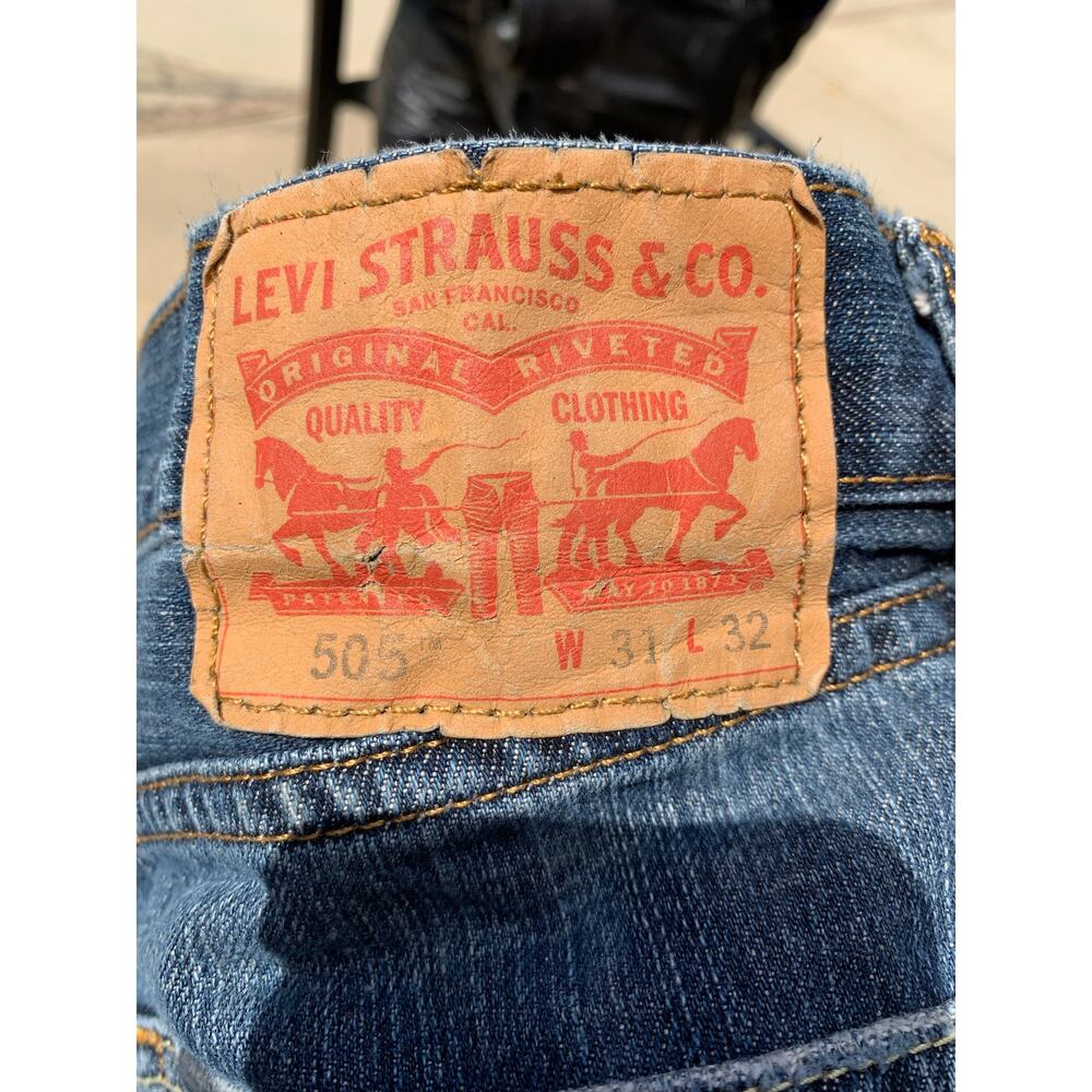 Levis 505 Size 31x32 - Picture 3 of 4
